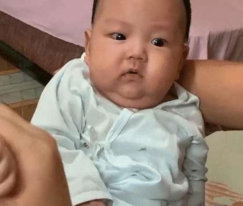 Biểu cảm hài hước của bé trai (Ảnh: Sina)