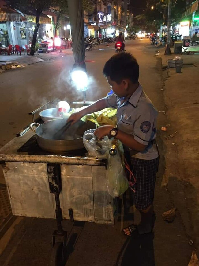 Hình ảnh cậu bé bán bắp được cộng đồng mạng chia sẻ
