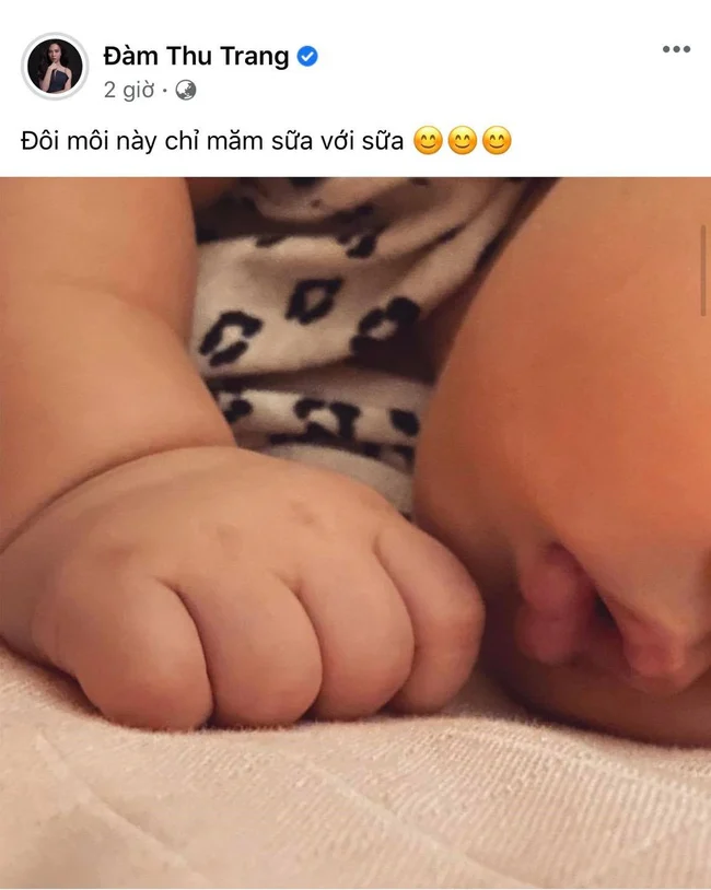 Mới nhất, Đàm Thu Trang đã hé lộ thêm một phần góc mặt của con gái, dù hình ảnh vẫn chưa rõ ràng nhưng có thể thấy bé Suchin rất kháu khỉnh, dễ thương. Đàm Thu Trang hài hước nói: 