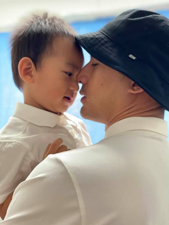 Con trai Bảo Bảo của Thúy Diễm và Lương Thế Thành bị ốm nhưng không có bố mẹ bên cạnh chăm sóc