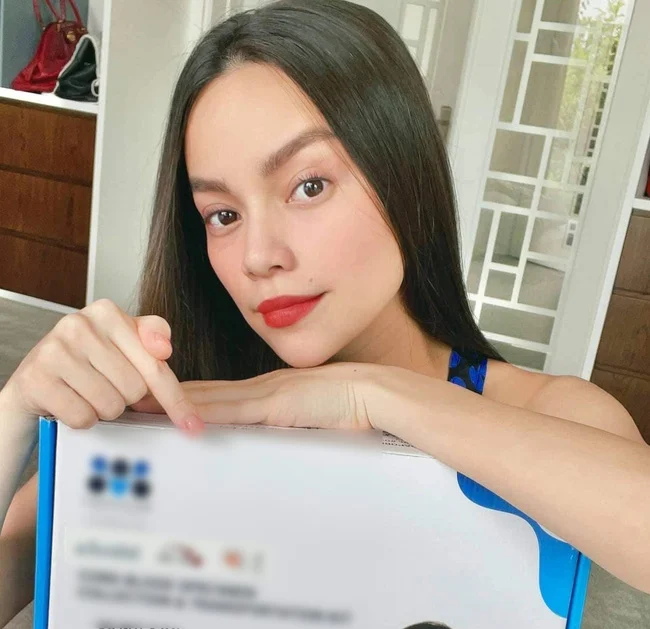 Mới đây, Hồ Ngọc Hà chia sẻ hình ảnh mới nhất sau gần 1 tuần sinh con. Điều khiến nhiều người ngạc nhiên là dù mới chỉ qua 1 tuần sinh nở nhưng Hà Hồ đã xuống cân nhanh chóng đến mức khó tin. Nhiều người nhận xét Hà Hồ đã trở về vóc dáng cũ, khuôn mặt cũng góc cạnh hơn thời đang bầu bí. Nữ ca sĩ còn gây bất ngờ khi tiết lộ chỉ số cân nặng hiện tại: 