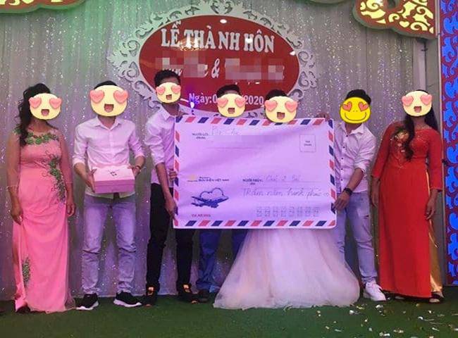 Phong bì mừng Quatrian shbet hiện đang mở phải ấn tượng như thế này cô dâu chú rể mới có kỷ niệm đáng nhớ.