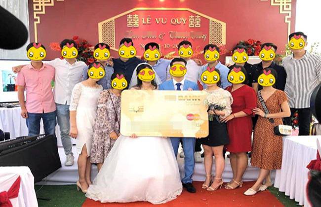 Thời buổi hiện đại không dùng phong bì và tiền mặt. Nhóm bạn này nâng cấp lên hẳn thẻ ngân hàng 