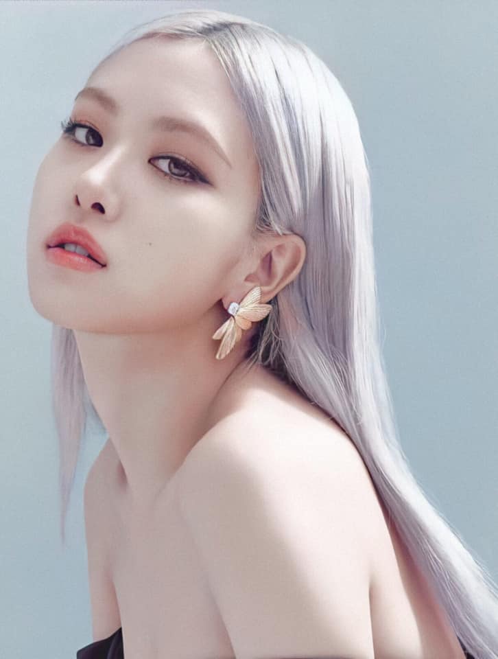 Rosé luôn tự tin với đôi mắt mí lót của mình. Đây giống như là dấu ấn riêng, thương hiệu riêng của giọng ca chính nhà BlackPink. Sở hữu đôi mắt mí lót Rosé có thể 
