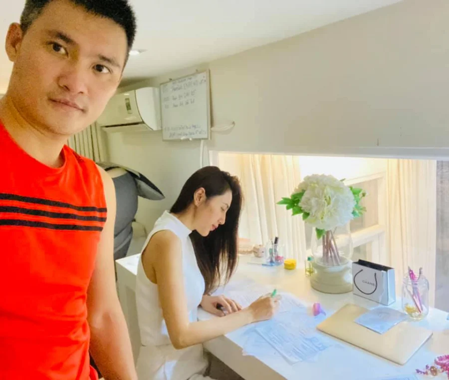 Mới đây, Công Vinh chia sẻ hình ảnh Thủy Tiên tươi tắn hẳn so với hình ảnh tiều tụy truyền nước trên giường hôm nọ. Công Vinh viết: 