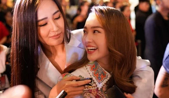 Mới đây, Minh Hằng có mặt tại lễ ra mắt bộ phim do Hoàng Thùy Linh thủ vai chính. Cô đã có những chia sẻ về những người chị em thân thiết của mình. Đặc biệt màn quấn quýt 