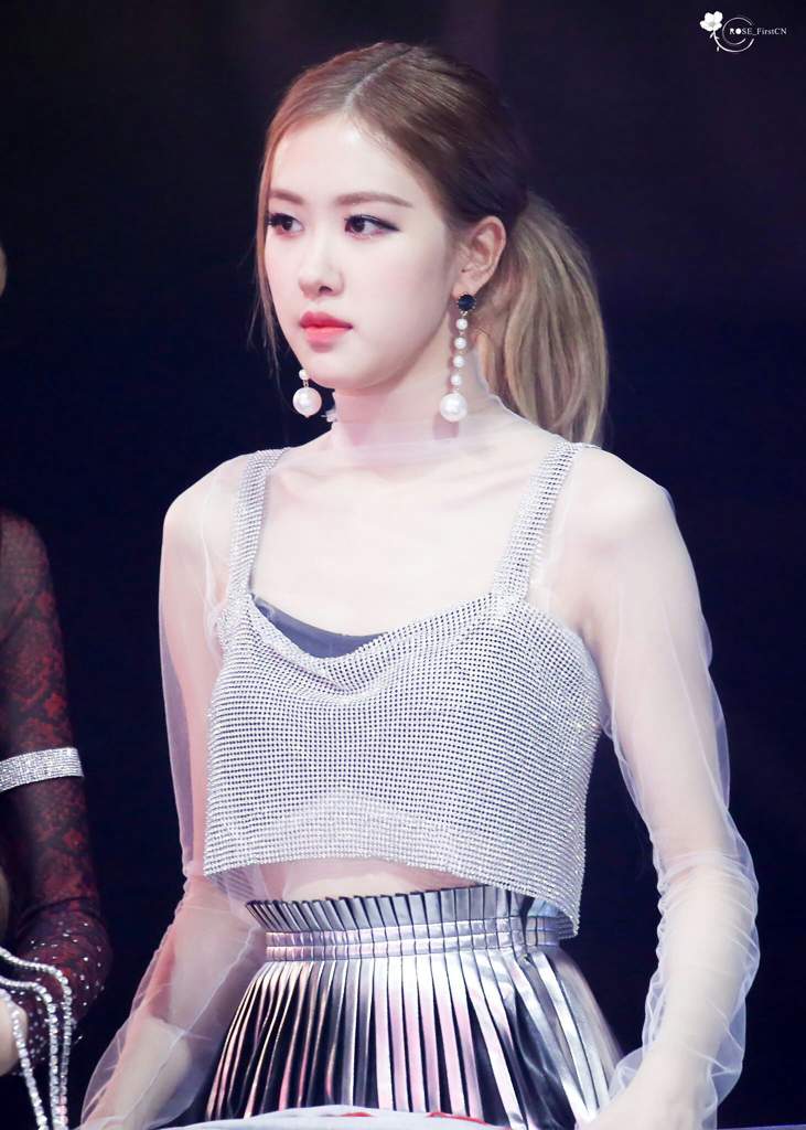 Giọng ca chính của BlackPink sở hữu Mừng SHBET phiên bản mới 2025 trắng hồng, vậy nên cô rất hợp với những màu tóc sáng, đặc biệt là tóc vàng bạch kim