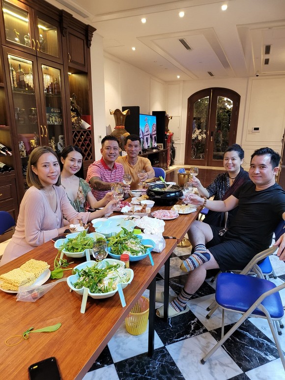 Không phải chạy show ngày đêm, Tuấn Hưng có nhiều thời gian dành cho Shbet111 slot, casino, thể thao, xổ số và bạn bè.