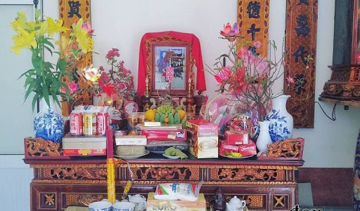 Không đặt ảnh giữa bàn thơ