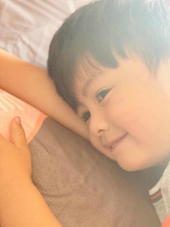 Louis cực đáng yêu khi ngủ dậy vào buổi sáng.