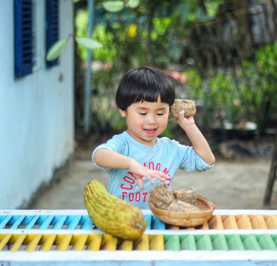 Bé Hạnh, người bạn nhỏ thường xuất hiện trong khung hình của Ngoan