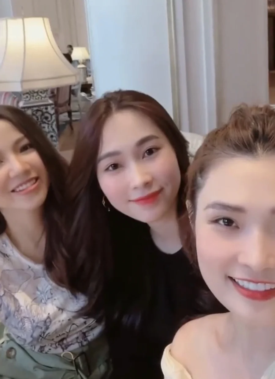 Một người bạn đã đăng hình ảnh hẹn hò cafe với Đặng Thu Thảo. Có thể thấy dù hình ảnh chất lượng thấp nhưng Đặng Thu Thảo vẫn rất nổi bật, rạng rỡ. Chỉ một từ xinh đẹp nói lên tất cả nhan sắc của mẹ bỉm sữa. Nàng Hậu toát lên thần thái khó ai bì kịp. Nhìn những khoảnh khắc mới nhất, sẽ ít người nghĩ nàng hậu đã là mẹ hai con. Làn da trắng mịn, đường nét gương mặt thanh tú, thon gọn khiến Đặng Thu Thảo hoàn toàn gây chú ý.