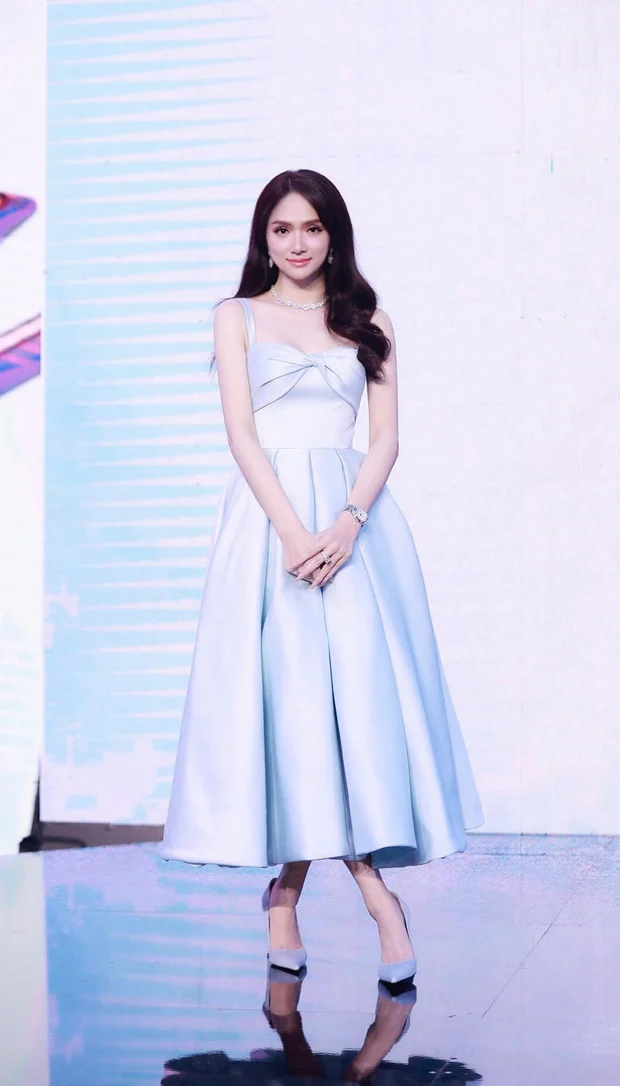 Mới đây, stylist của Hương Giang bất ngờ đăng tải ảnh cũ của Hương Giang. Đây chính là thời điểm cô nhận lời làm MC cho một chương trình nhưng sóng livestream chỉ zoom cận mặt cô đúng 2 lần. Có thể thấy diện mạo của cô khá tiều tụy, sắc mặt nhợt nhạt. Stylist cũng đã bày tỏ sự xót xa khi nhìn thấy đàn em 
