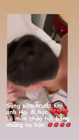 Hà Hồ vừa đăng tải đoạn clip ngắn ghi lại khoảnh khắc Kim Lý hôn cô và Subeo trước khi Subeo đi học. Cô viết: “Sáng sớm trước khi anh Hai đi học, là màn chào hỏi bằng những nụ hôn”. Có thê thấy dù có thêm cặp sinh đôi Leon và Lisa nhưng Kim Lý vẫn dành sự quan tâm đặc biệt đối với bé Subeo. Đây cũng có lẽ là nguyên nhân khiến bé Subeo luôn yêu quý Kim Lý.