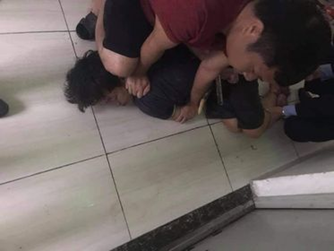 Đối tượng bị lực lượng chức năng khống chế