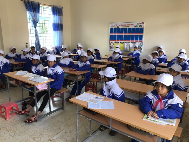 Lớp học sau khi được dọn sạch bùn đất (Ảnh: Thanh Niên)