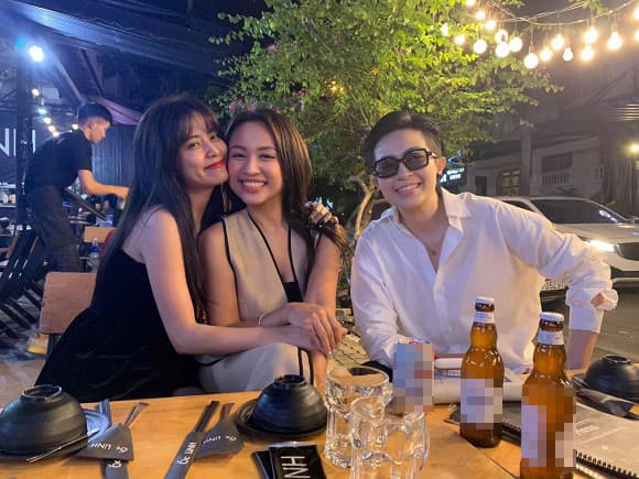 Mới đây, Hoàng Thùy Linh và Gil Lê làm người hâm mộ phấn khích khi thoải mái xuất hiện chung khung hình tại buổi tụ tập cùng hội bạn. Cả hai không ngồi cạnh mà giữ khoảng cách nhất định tuy nhiên qua đây có thể thấy mối quan hệ của cặp đôi bền chặt tới mức nào bởi đi đâu cũng có nhau. Đây là lần hiếm hoi Hoàng Thuỳ Linh và Gil Lê có khoảnh khắc chụp cùng sau thời gian dài hạn chế xuất hiện cùng nhau.