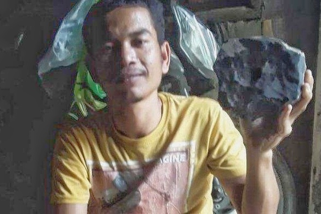 Tảng thiên thạch rơi trúng nhà Josua Hutagalung (Ảnh: Zing)  