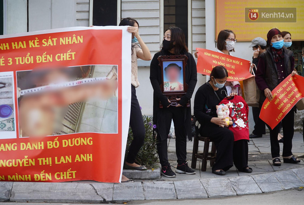 Bà ngoại cùng người thân của cháu bé mang áp phích đến hầu tòa (Ảnh: Pháp luật và bạn đọc)