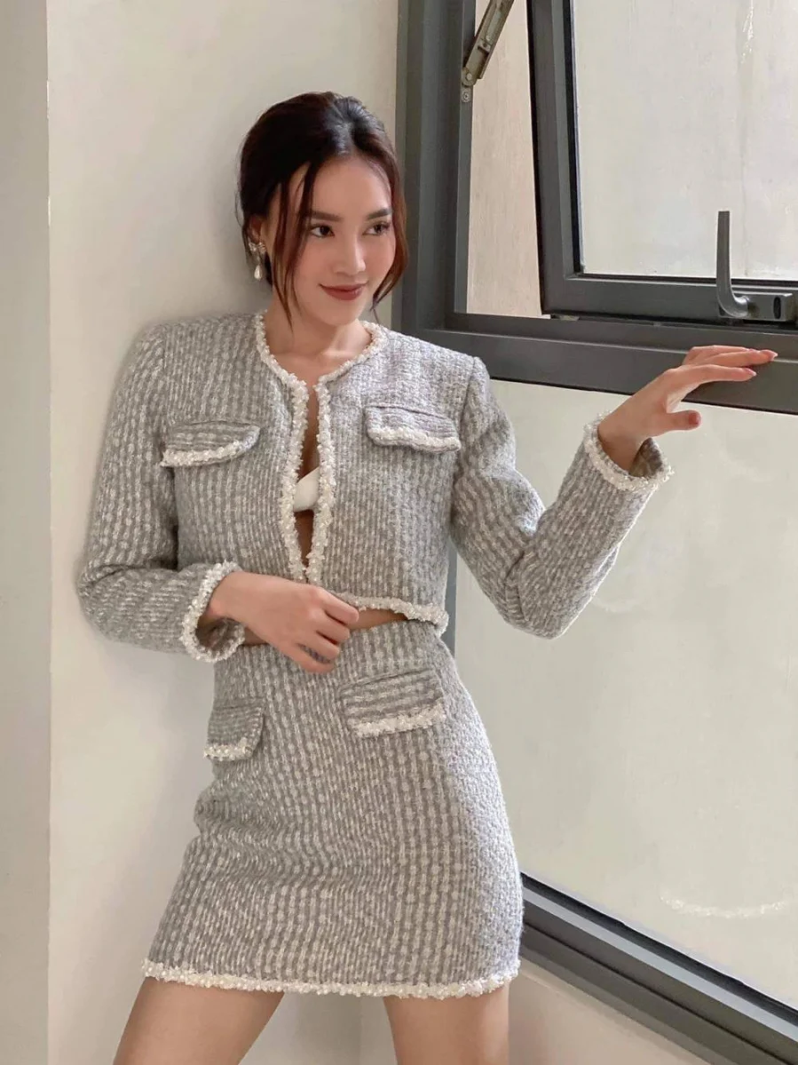 Lan Ngọc đăng tải loạt ảnh thả dáng cực xinh. Cô còn viết caption 