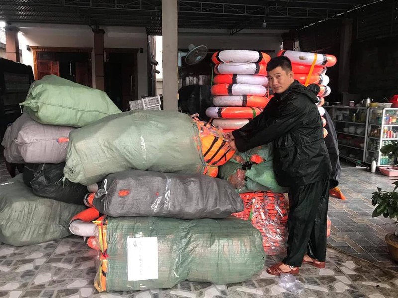 Thầy Chính cùng hàng hóa cứu trợ bà con (Ảnh: PLO)