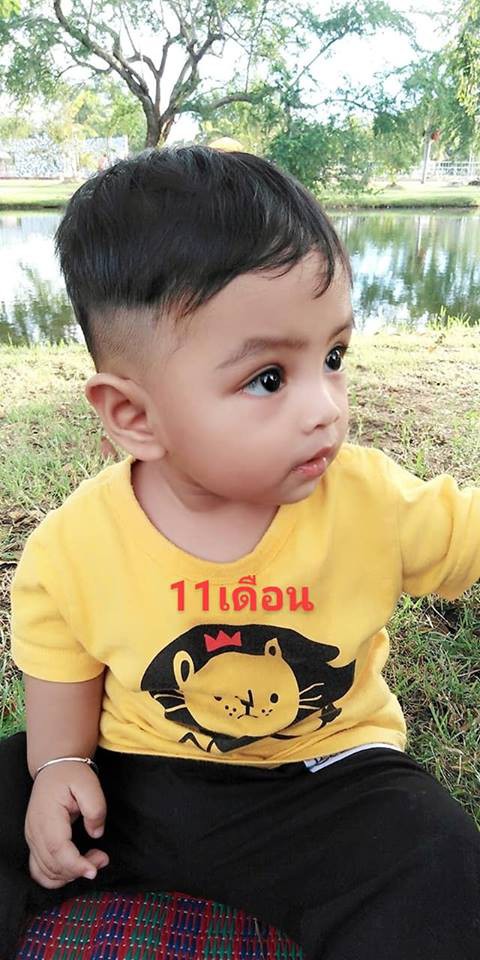 Cậu bé dần lớn lên và diện mạo cũng thay đổi rất nhiều so với lúc mới chào đời.