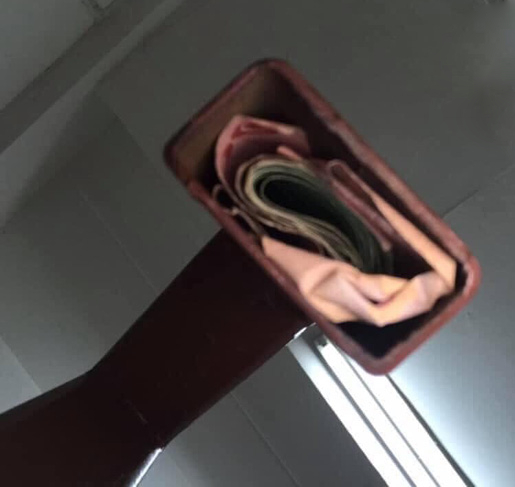 Hóa ra anh chồng giấu quỹ đen trong tay nắm cầu thang.