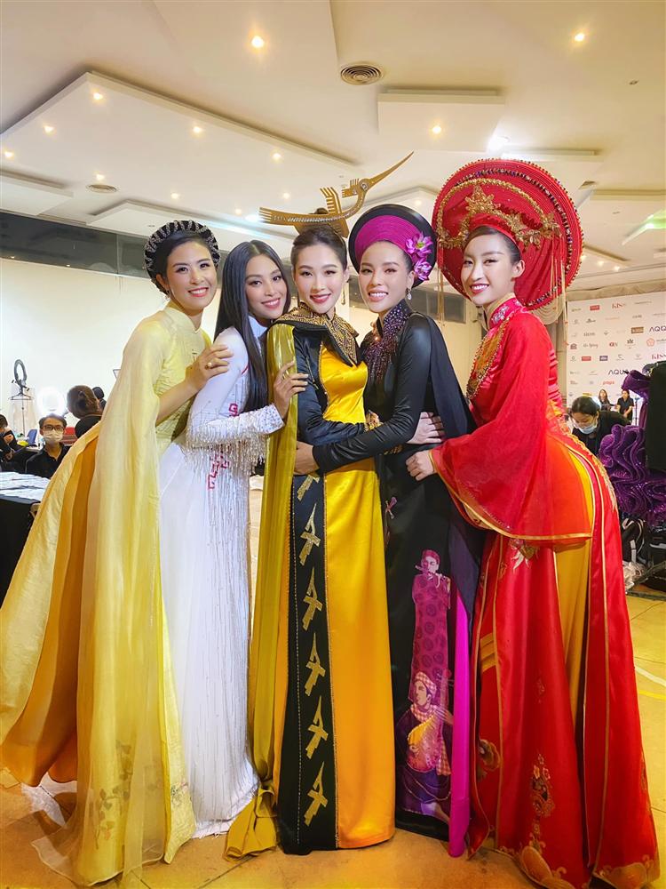 Lần đầu tiên Thu Thảo có dịp đọ sắc với đàn em Tiểu Vy.