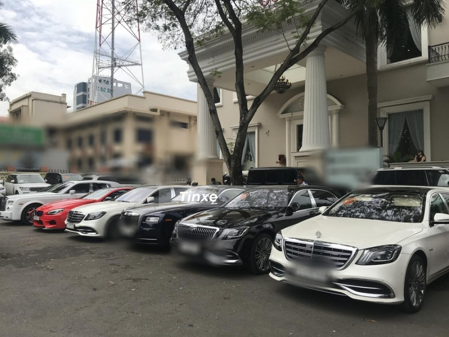 Dàn siêu xe được cho là đến lễ ăn hỏi của thiếu gia Phan Thành. (Ảnh: Tinxe)