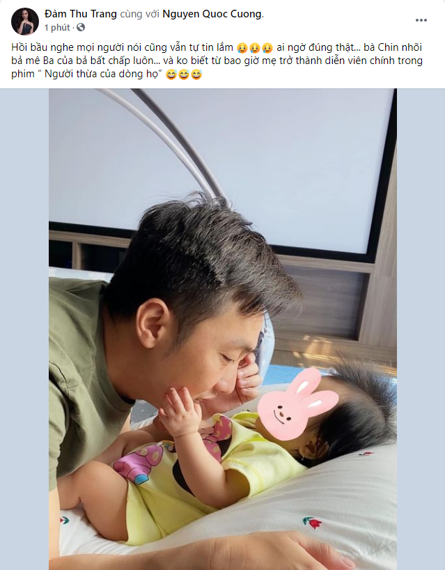 Đàm Thu Trang chia sẻ khoảnh khắc Cường Đô La đang chơi đùa cùng con gái cưng. Cả hai bố con quấn quýt không rời khiến ai cũng cảm thấy vô cùng thích thú. Bên cạnh đó, Đàm Thu Trang tiết lộ Suchin rất hợp bố, vẫn thường cho mẹ 