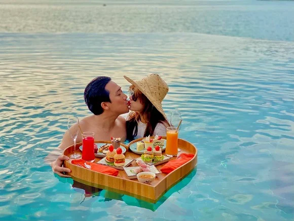 Trấn Thành đã có chuyến nghỉ dưỡng cùng bà xã và hội bạn thân sau thời gian dài làm việc miệt mài. Trấn Thành và Hari Won đều chia sẻ những hình ảnh trong chuyến du lịch. Tuy nhiên, các ngôi sao khác lại bị 