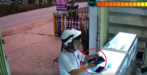 Người đàn ông mở chiếc ví ra xem.  