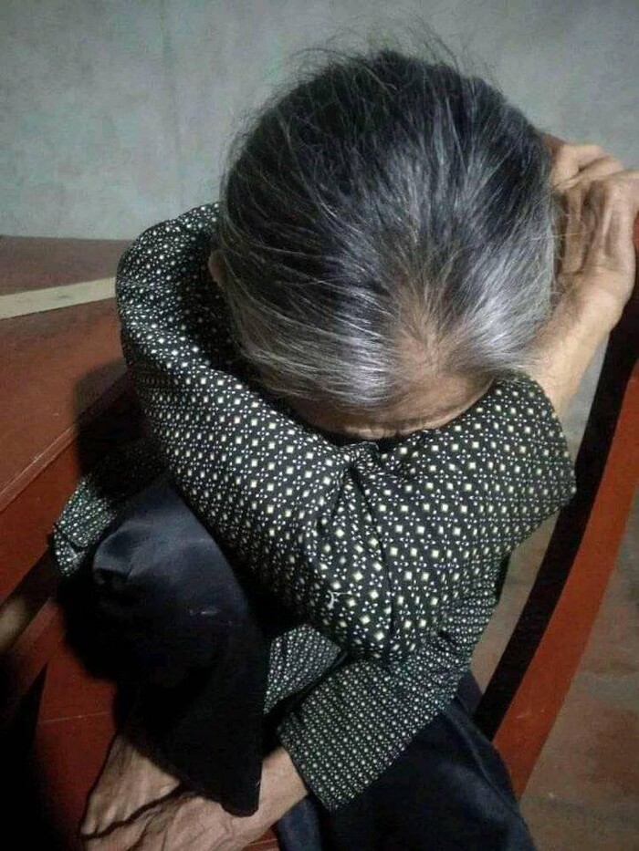 Ngồi chờ cháu ăn cơm xong, bà nội ngủ gục trên ghế lúc nào không hay