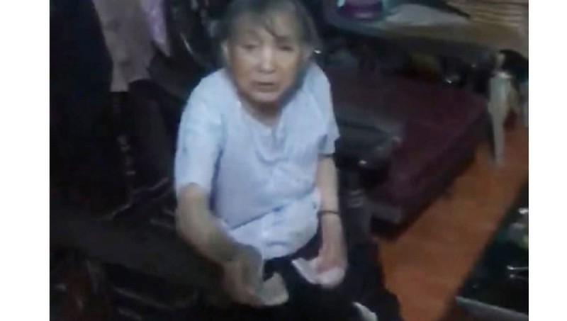Hình ảnh bà nội tay run run đưa tiền cho cháu được chia sẻ rầm rộ trên mạng xã hội