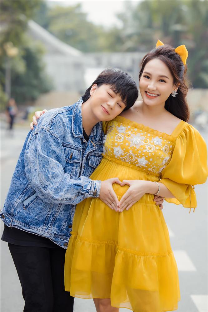 Bảo Thanh đăng tải khoảnh khắc vui vẻ bên đàn em Bảo Hân. Dù đang mang bầu nhưng Bảo Thanh vẫn giữ được nét rạng rỡ, xinh đẹp. Nhưng điều khiến dân tình chú ý hơn cả là dòng trạng thái đính kèm của cô: “Trong bức ảnh này có 1 tomboy loi choi và 2 nàng công chúa nha. Happy”. Dường như cô đã ngầm tiết lộ giới tính con thứ hai là một tiểu công chúa. 