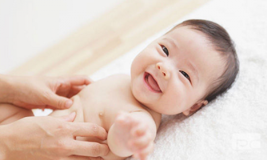 Nên lựa chọn phương pháp tắm phù hợp với trẻ nhỏ