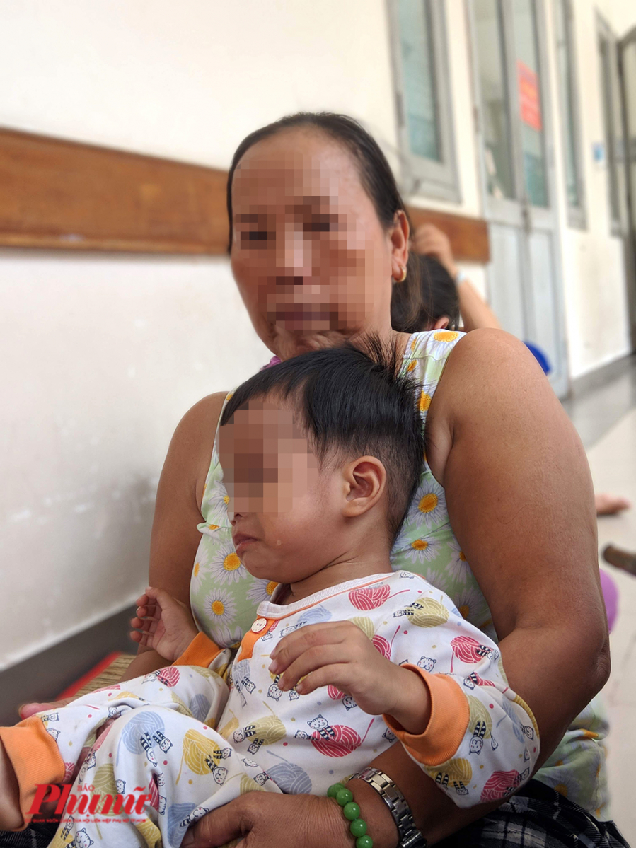 Bà Phượng chia sẻ về hoàn cảnh của mẹ con bé K.C (Ảnh: Báo Phụ nữ)