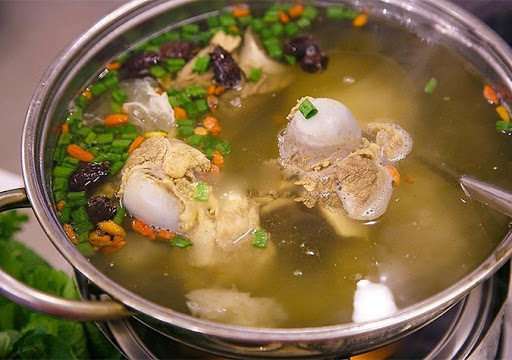 Món canh xương trong veo hấp dẫn