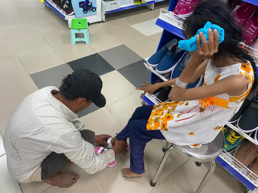 Nhờ sự giúp đỡ của các mạnh thường quân, cha con chú Bằng đã có một chiếc ghe mới để mưu sinh (Ảnh: Nguyễn Đỗ Trúc Phương)