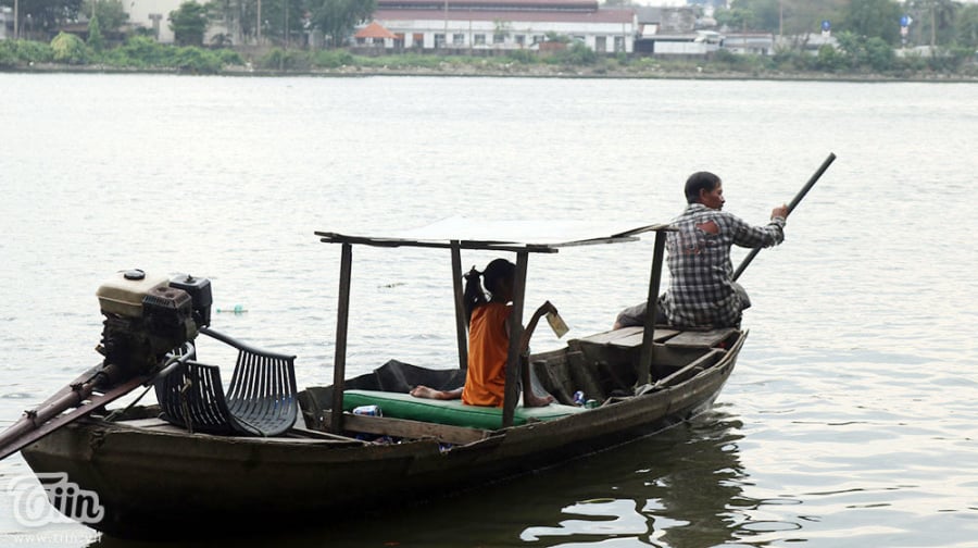 Chiếc ghe cũ ọp ẹp của cha con Loan lênh đênh trên sông (Ảnh: Tiin)