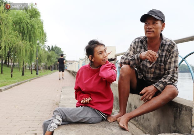 Nhiều lúc thấy con mình bị thua thiệt với bạn bè, chú Bằng chỉ biết tự trách bản thân mình khi sinh con ra chẳng được trọn vẹn (Ảnh: Pháp luật & bạn đọc)    