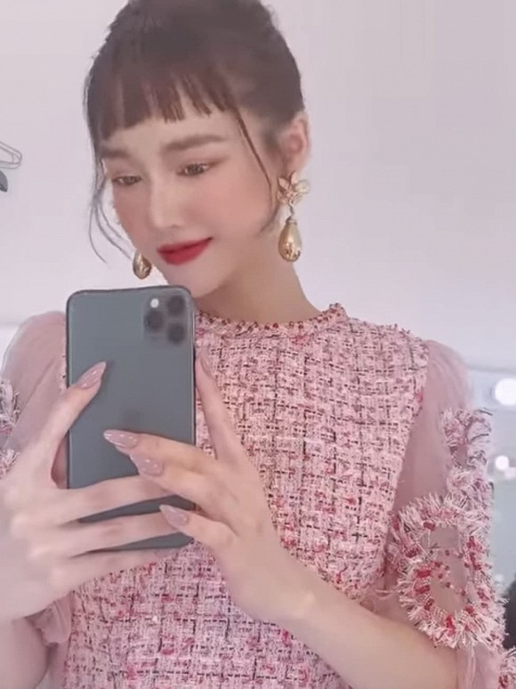 “Bà mẹ 1 con” nhìn trẻ ra trông thấy trong Link Vào SHBET88 Mới Nhất mái thưa, diện áo dài cách tân.
