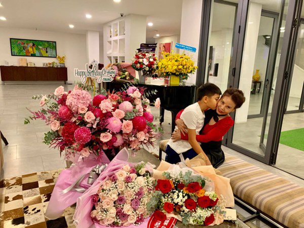 Căn biệt thự được thiết kế đơn giản, lấy tông màu trắng làm chủ đạo.