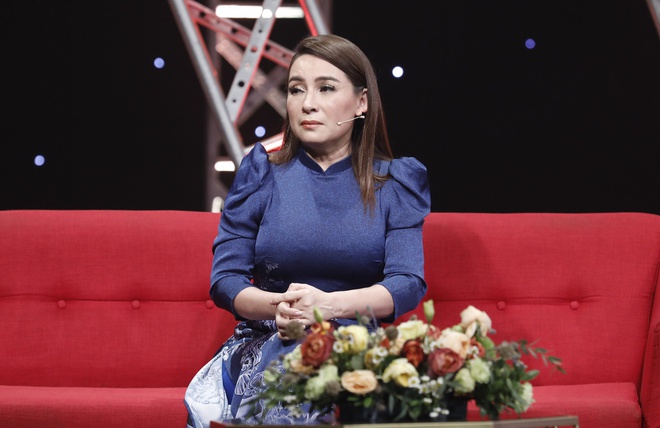 Phi Nhung nghẹn ngào kể lại quá khứ.