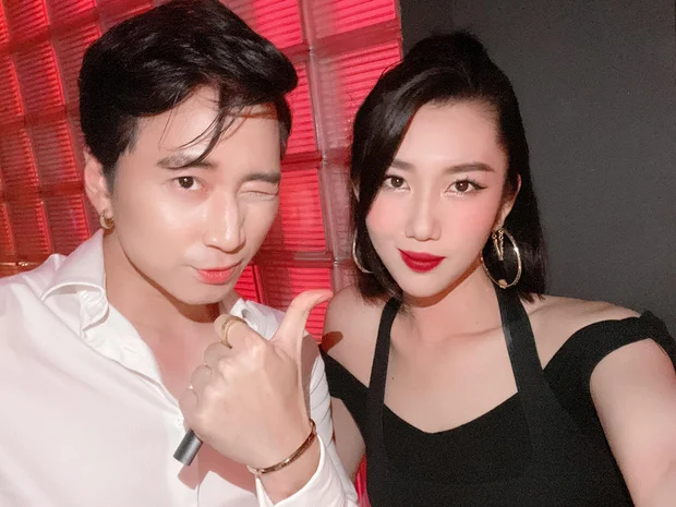 Thúy Ngân khoe khoảnh khắc hội ngộ cùng hai rapper Karik và Ricky Star. Đặc biệt, khoảnh khắc chung khung hình của Karik và Thuý Ngân đang được netizen chú ý hơn cả. Thúy Ngân diện bộ croptop váy ngắn khoe vẻ xinh đẹp và cá tính. Có thể nói nhan sắc của cô ngày càng thẳng hạng và nhận được nhiều khen ngợi. Còn Karik vẫn giữ vững phong độ với vẻ ngoài điển trai, phong cách 