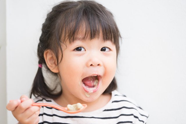 Cho bé ăn sữa chua sau bữa tối tốt cho sức khỏe