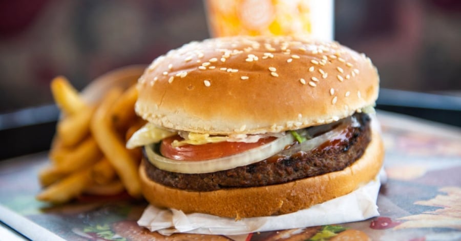 be-trai-10-tuoi-nguy-kich-sau-khi-an-mot-chiec-hamburger-01