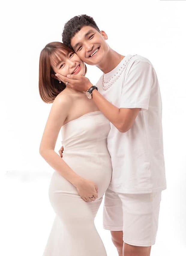 Rạng sáng 5/12, Mạc Văn Khoa đã chia sẻ niềm hạnh phúc khi đón con đầu lòng: “Vợ tôi mới sinh em bé vào lúc hơn 23h ngày 4/12. Con gái nặng 1,9 kg. Cô ấy sinh con trước thời gian dự sinh hơn một tháng. Em bé chào đời khỏe mạnh, đã được đưa vào phòng chăm sóc đặc biệt. Vợ tôi vẫn trong phòng mổ”. Được biết, cặp đôi cũng đã đăng ký kết hôn - là vợ chồng hợp pháp.