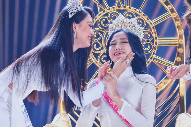 Mới đây, chia sẻ cảm xúc của mình, HH Đỗ Thị Hà cho biết rất vui mừng và xúc động trong giây phút đăng quang, cùng đó tiết lộ câu chuyện về HH Tiểu Vy. Đỗ Thị Hà nói: 