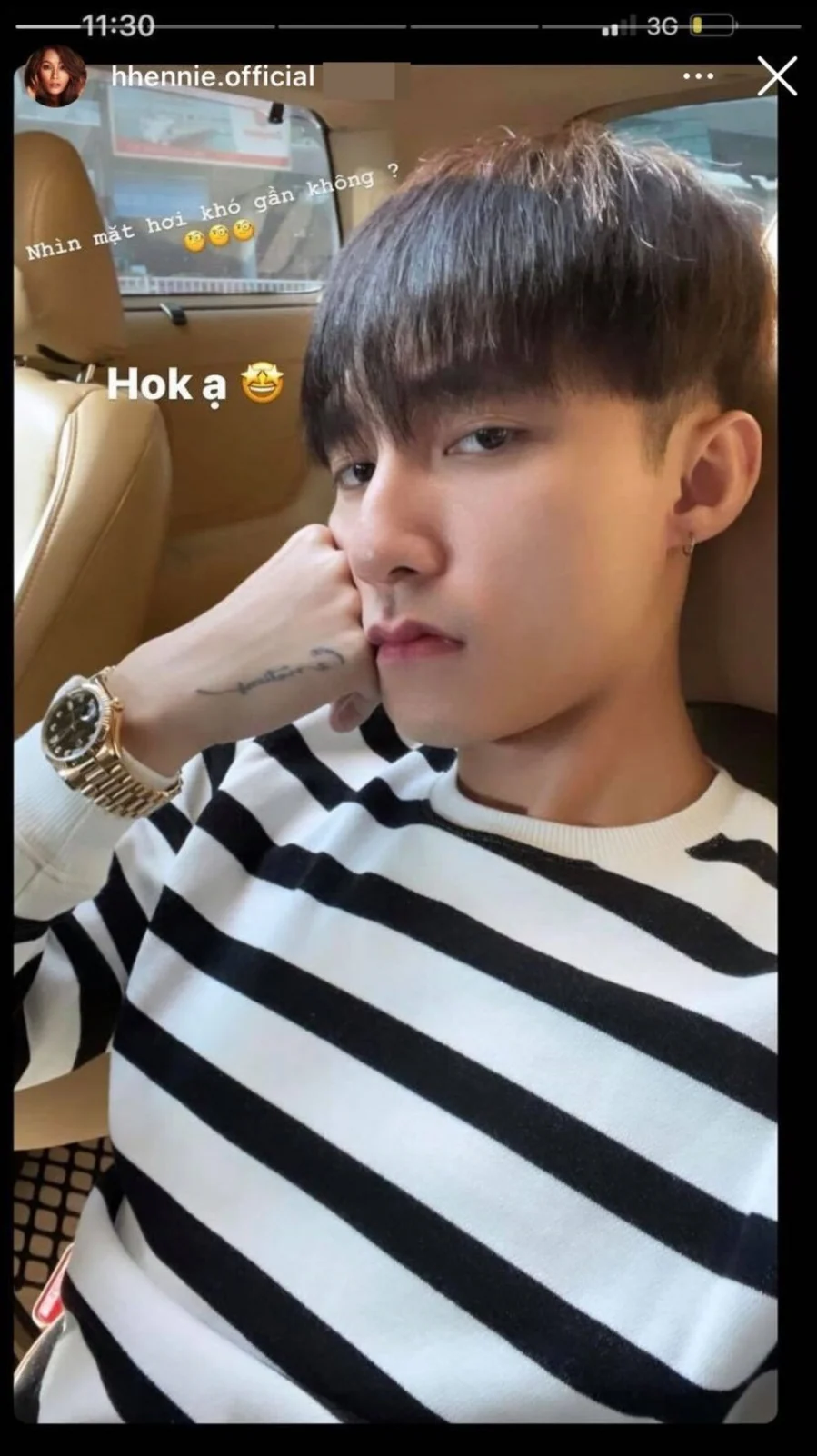 Mới đây, Sơn Tùng M-TM đăng tải hình ảnh cau có cùng dòng caption: 'Nhìn mặt hơi khó gần không?'. Ngay lập tức, H'Hen Niê đã vội chụp màn hình bức ảnh Sơn Tùng và tweet lại và chia sẻ trên story cá nhân của mình và viết: 'Hông ạ'. Có vẻ như mọi hành tung của Sơn Tùng M-TP dù là nhỏ nhất vẫn được H'Hen Niê vô cùng quan tâm. Có thể thấy mối quan hệ của Sơn Tùng M-TP và H'Hen Niê khá tốt nhưng cả hai rất hạn chế tương tác trên mạng xã hội. Được biết từ lâu H'Hen Niê đã là fan cuồng của Sơn Tùng.
